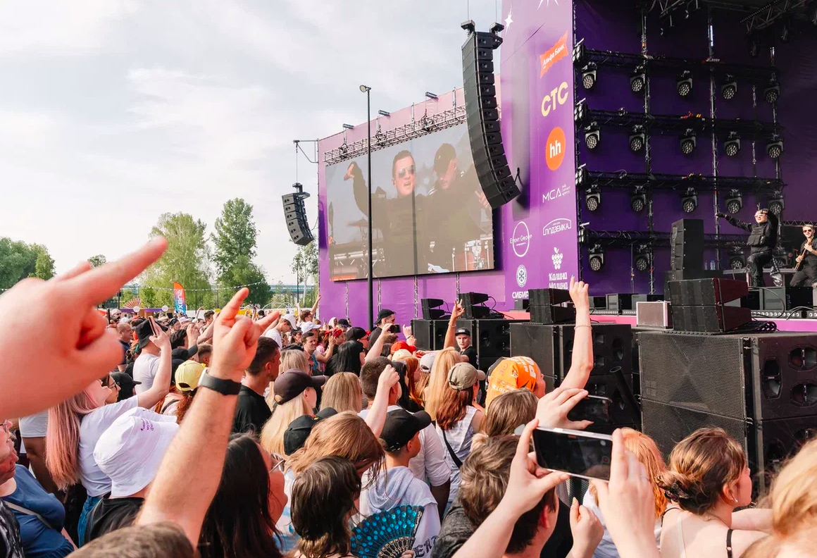 Фото Орали «Сигма-бой» и «А у реки». Опубликованы яркие моменты Черника Music Fest в Новосибирске 25